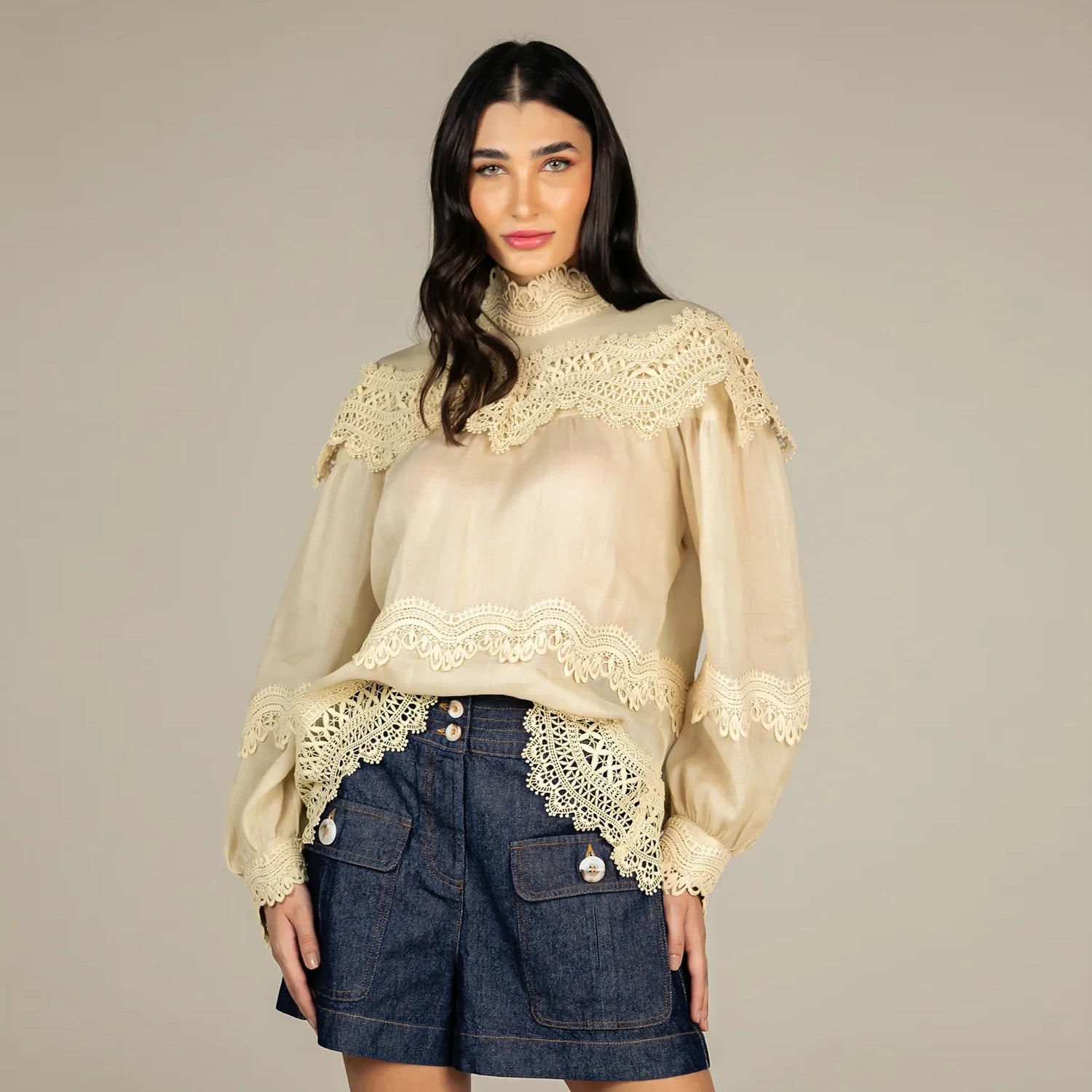 Short Jeans com Bolsos e Pesponto