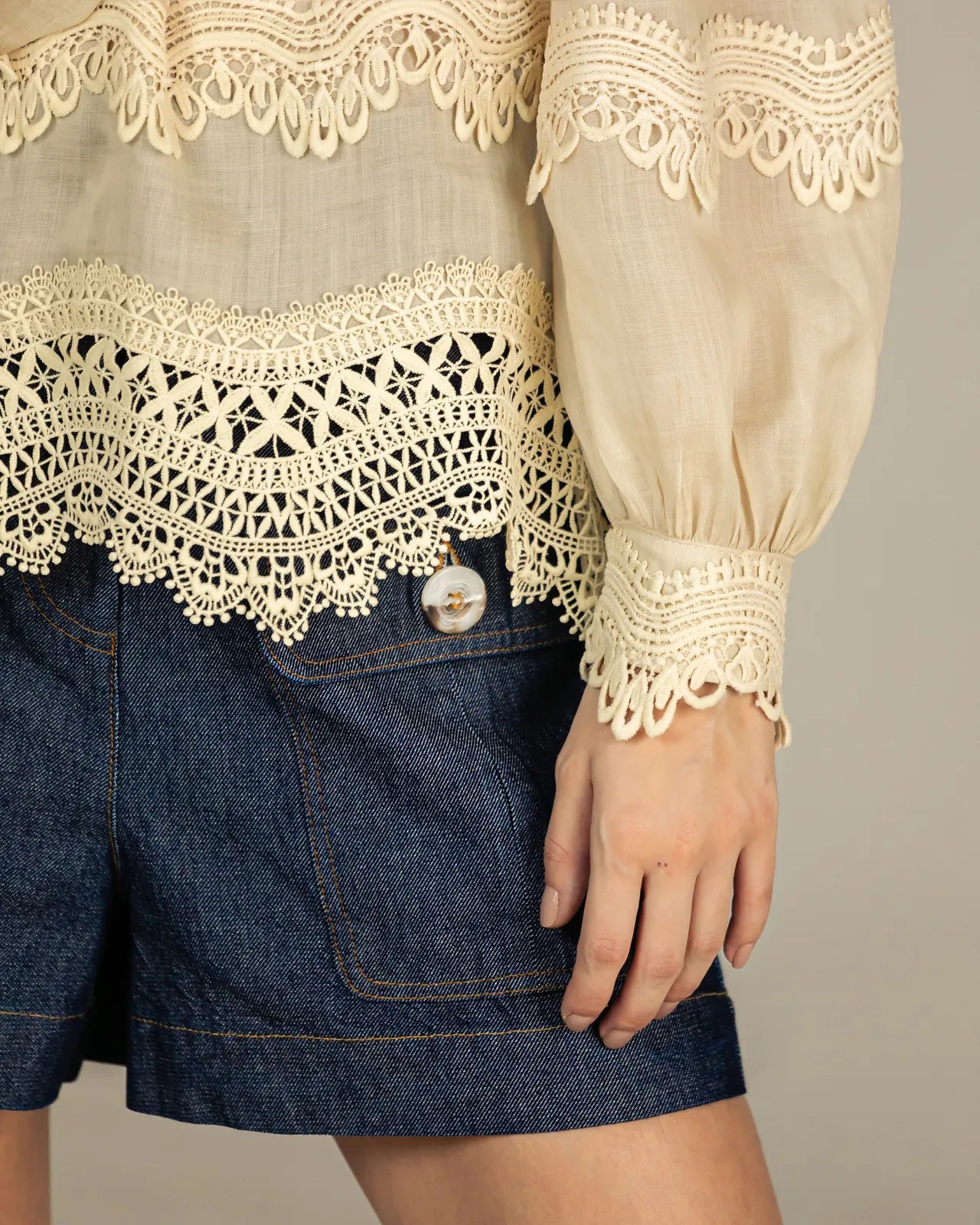 Short Jeans com Bolsos e Pesponto