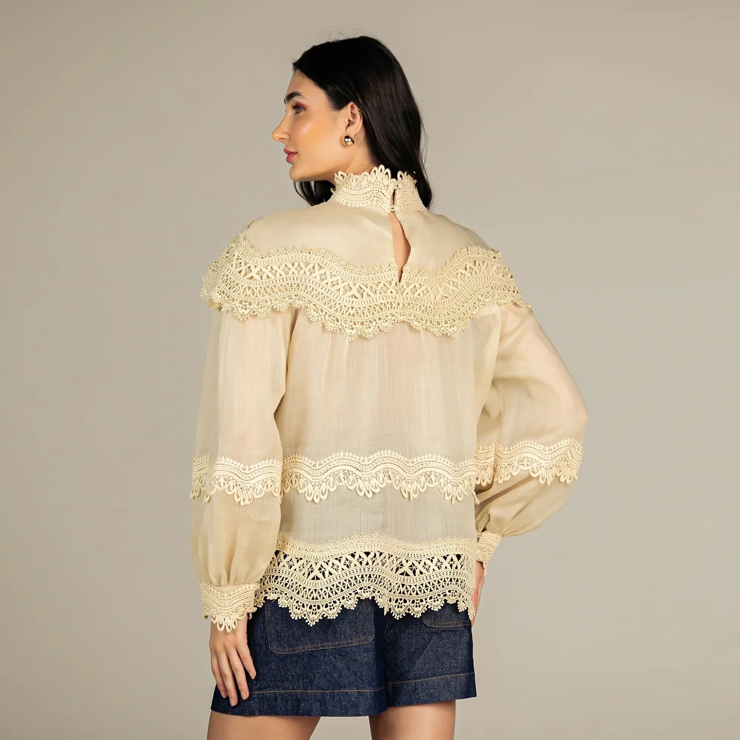 Short Jeans com Bolsos e Pesponto