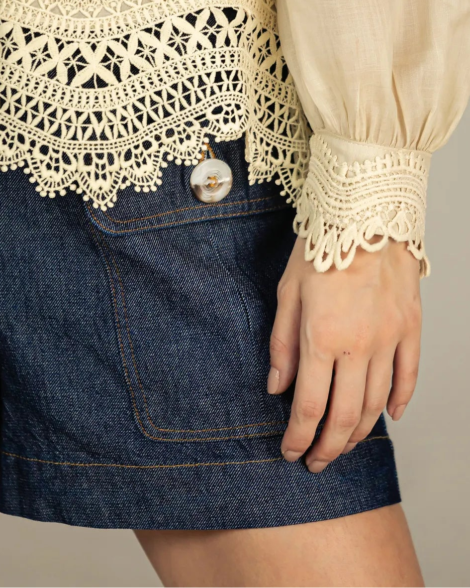 Short Jeans com Bolsos e Pesponto